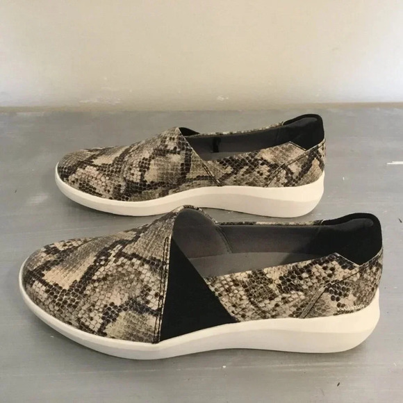 NWOT CLARKS Cushion Feel Ultimate Comfort Slip On Casual Snake skin Loafe SZ 8 - Picture 2 of 11